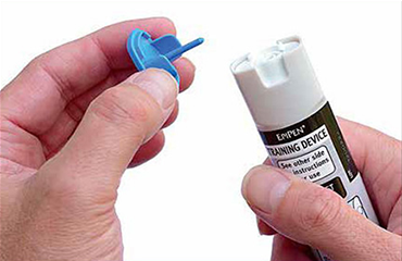 For å bruke EpiPen® øvingspenn  Fjern den blå sikkerhetshetten.